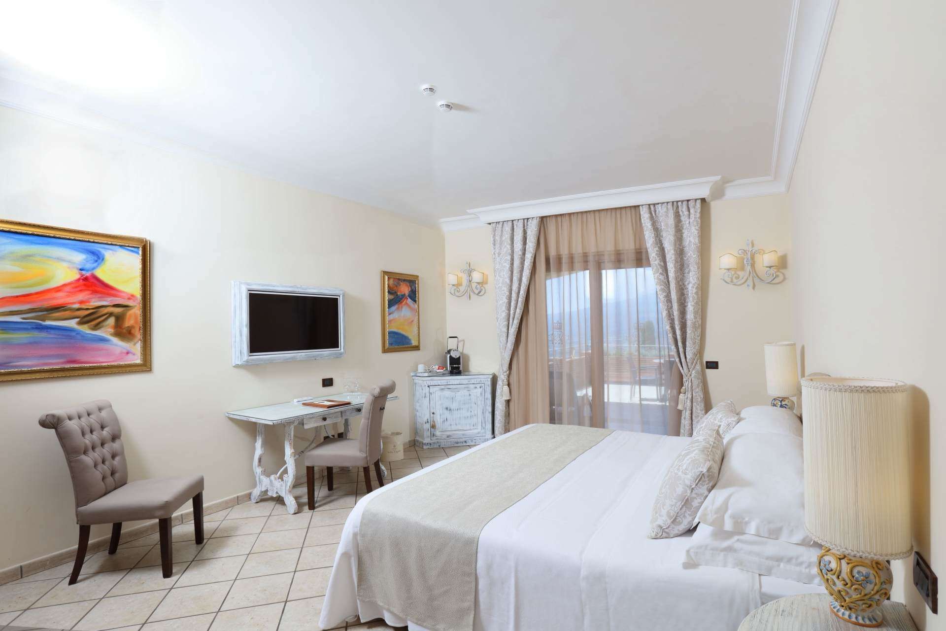 In der Mitte des Zimmers steht ein großes Bett.