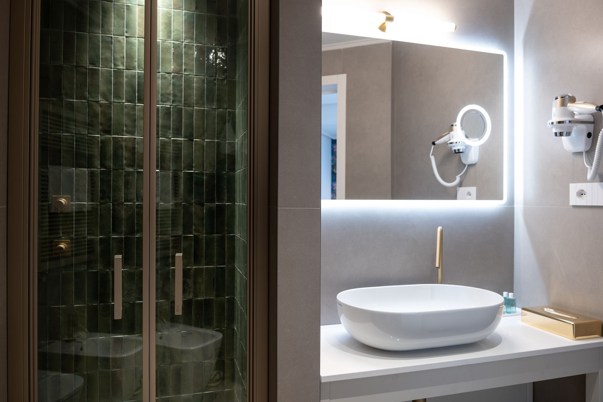 Ein Badezimmer mit Waschbecken, Spiegel und Dusche.