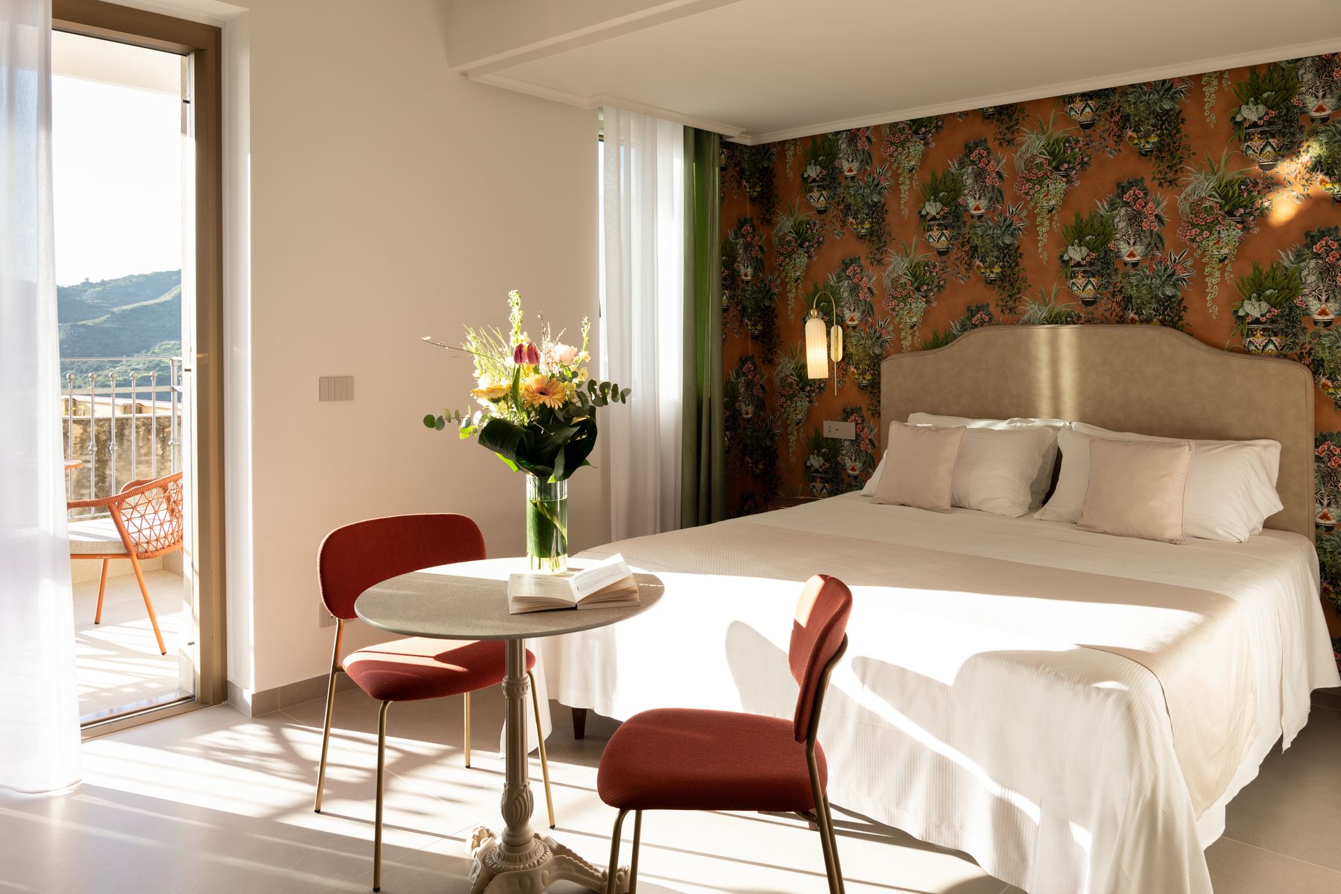 Ein Hotelzimmer mit einem großen Bett und einem kleinen Tisch