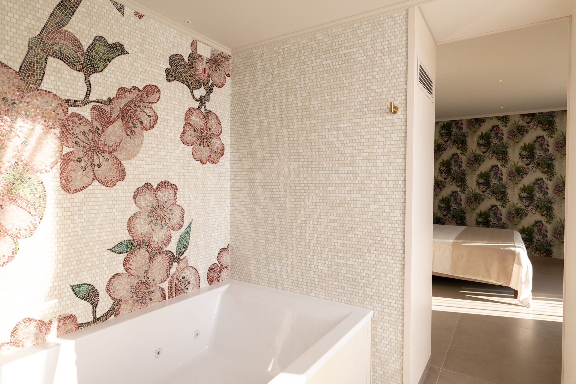 Ein Badezimmer mit einer Badewanne und einer Wand mit Blumen daran