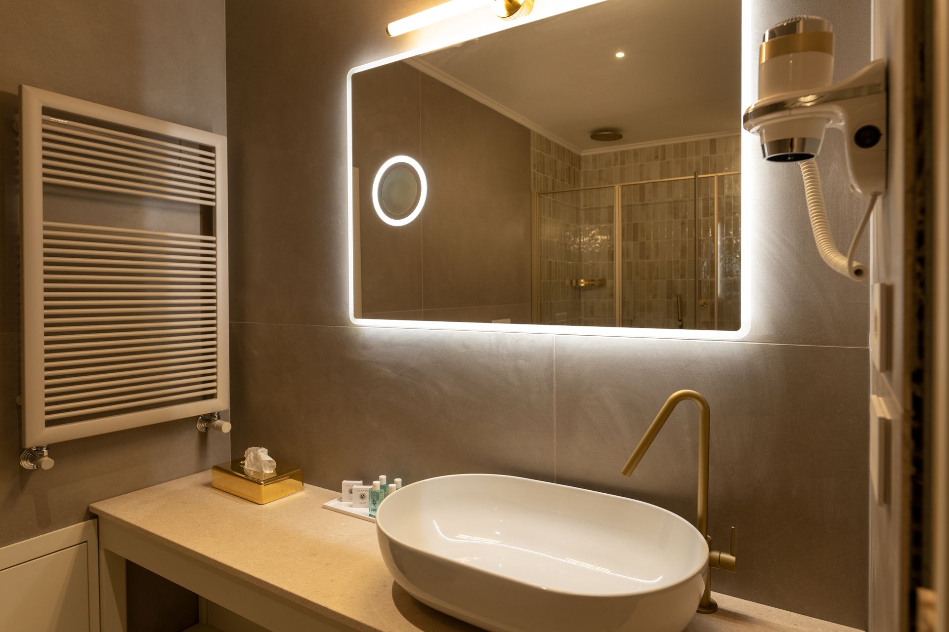 Ein Badezimmer mit Waschbecken, Spiegel und Handtuchhalter.