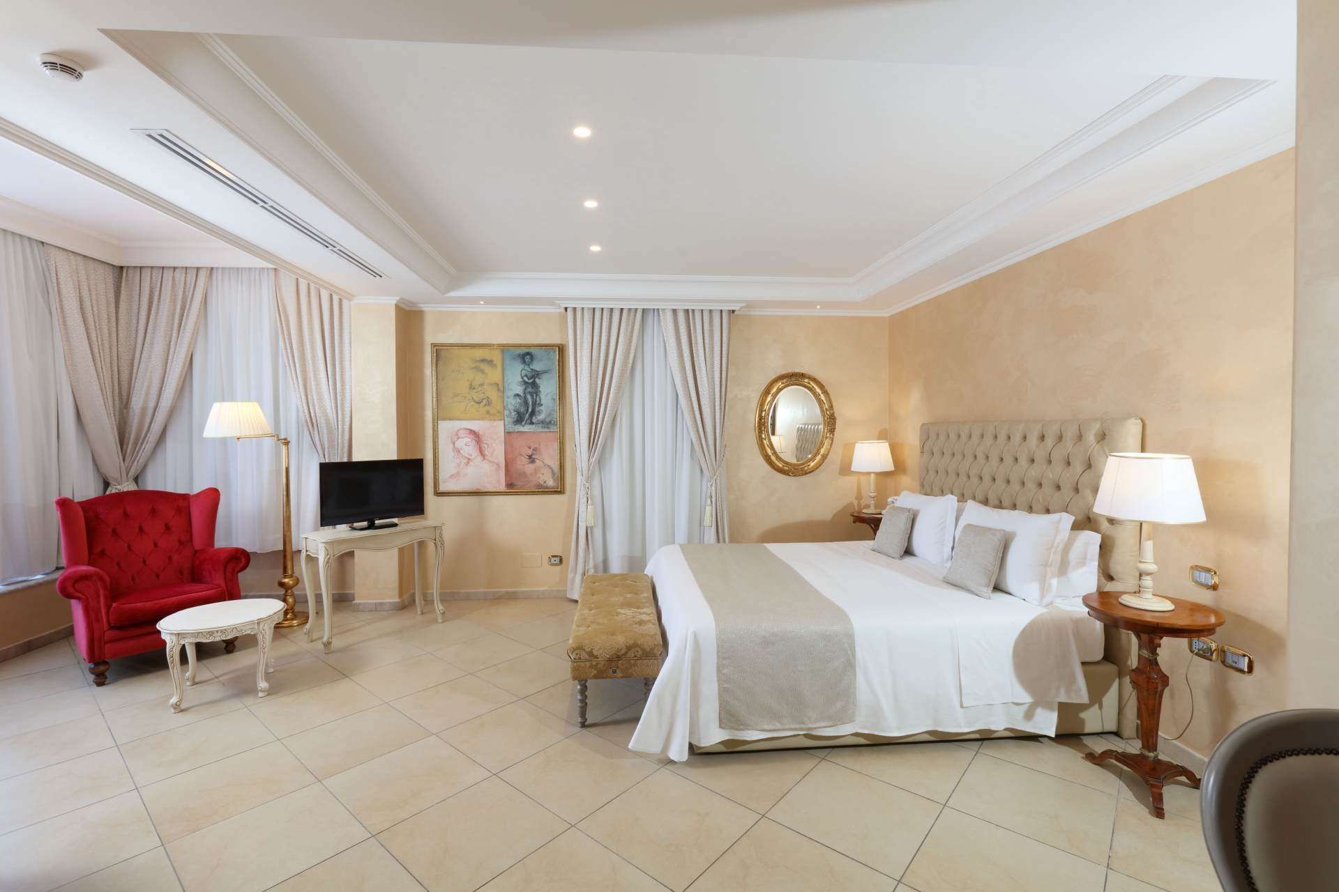 In der Mitte des Zimmers steht ein großes Bett.