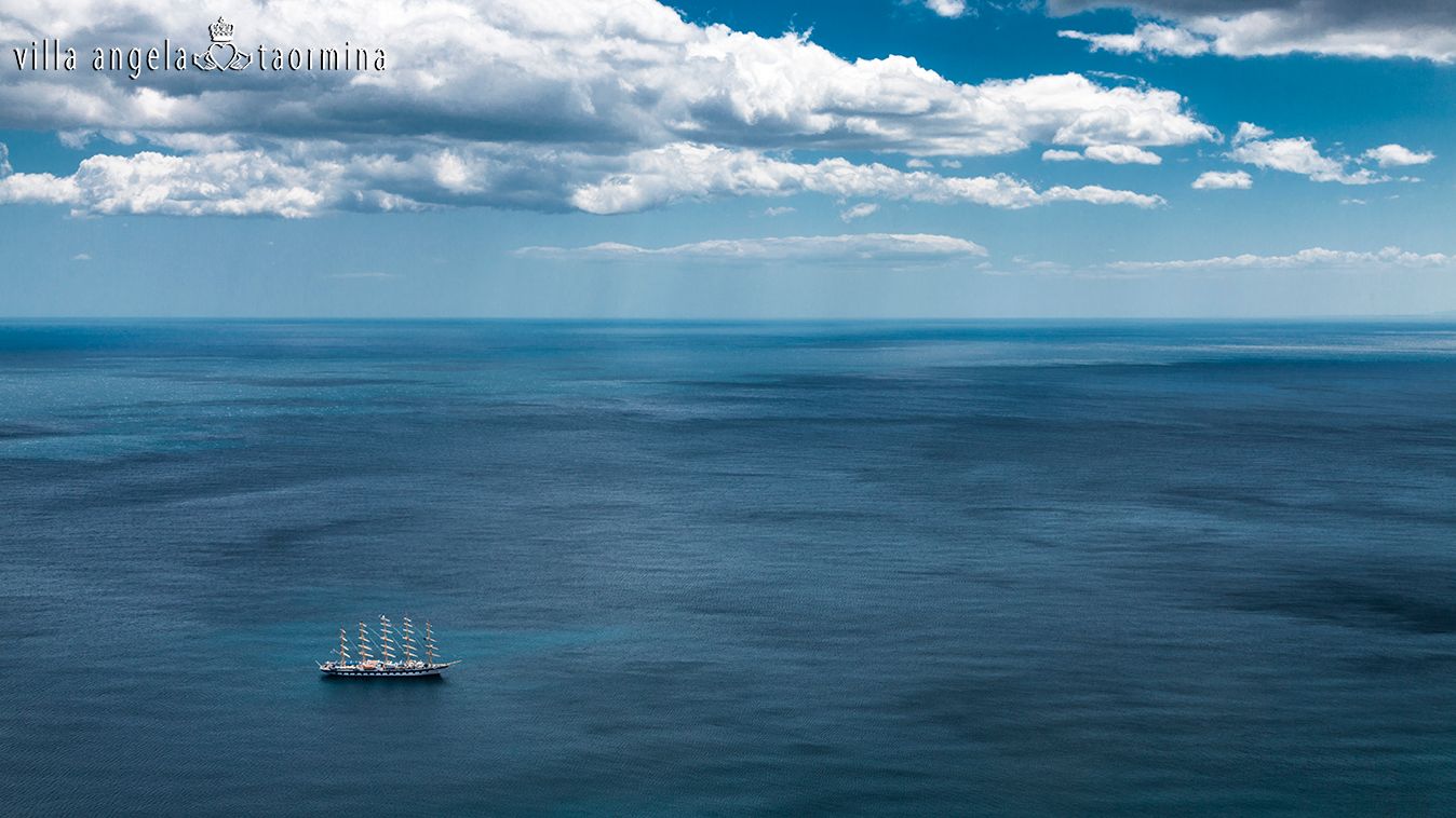 Ein Boot schwimmt auf einer großen Wassermasse.