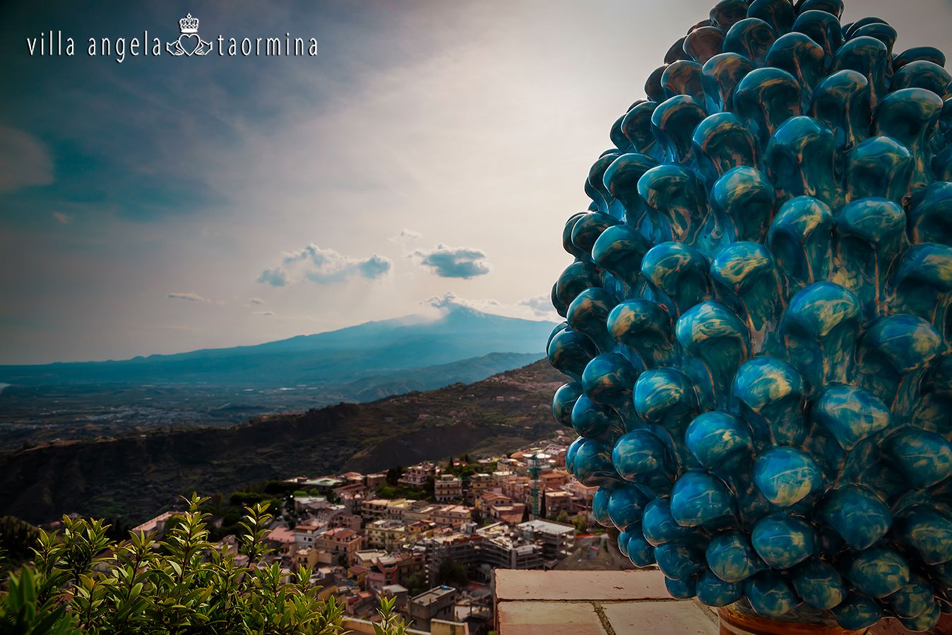 Eine blaue Skulptur mit einem Berg im Hintergrund