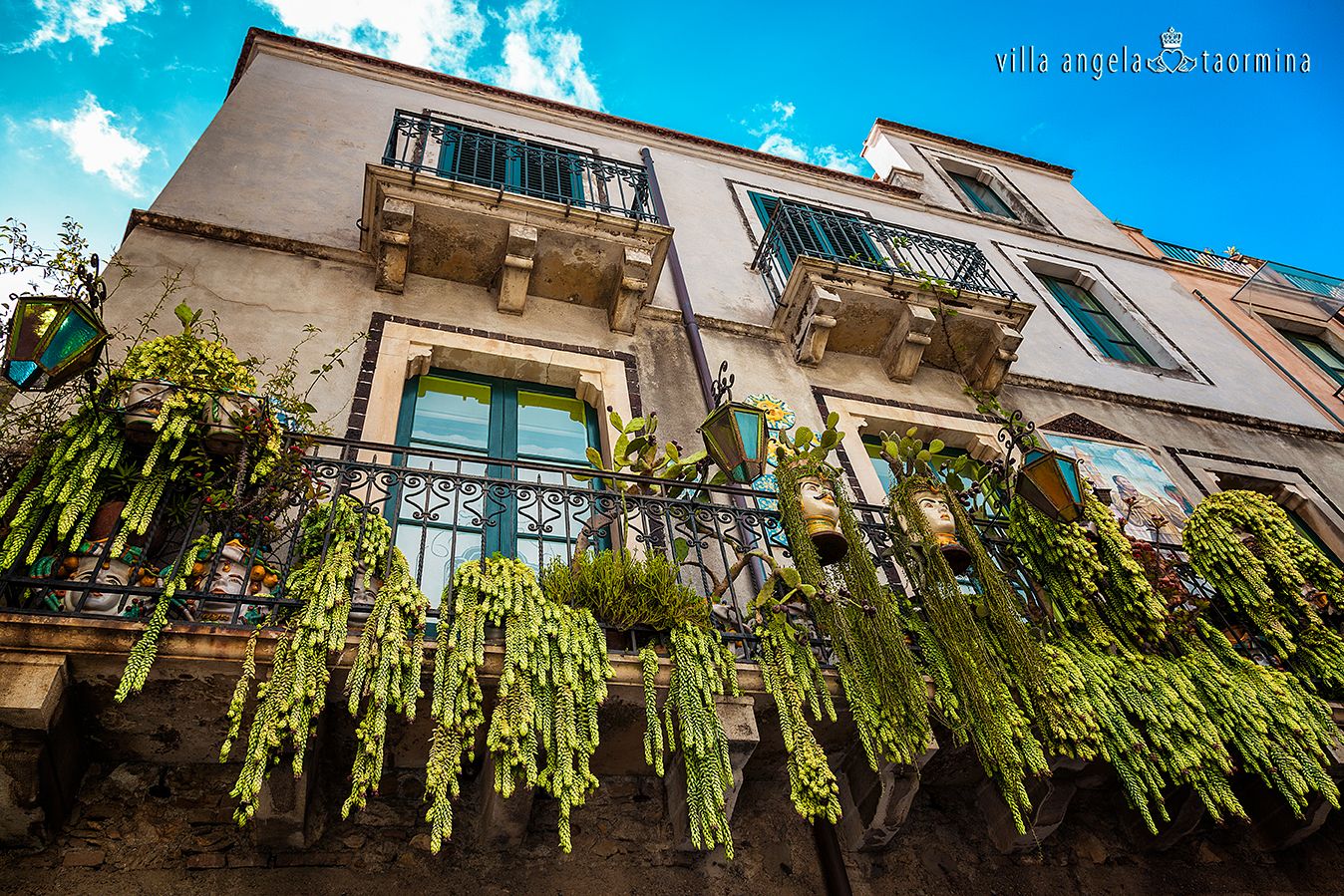 Blick nach oben auf ein Gebäude mit vielen Fenstern und Balkonen