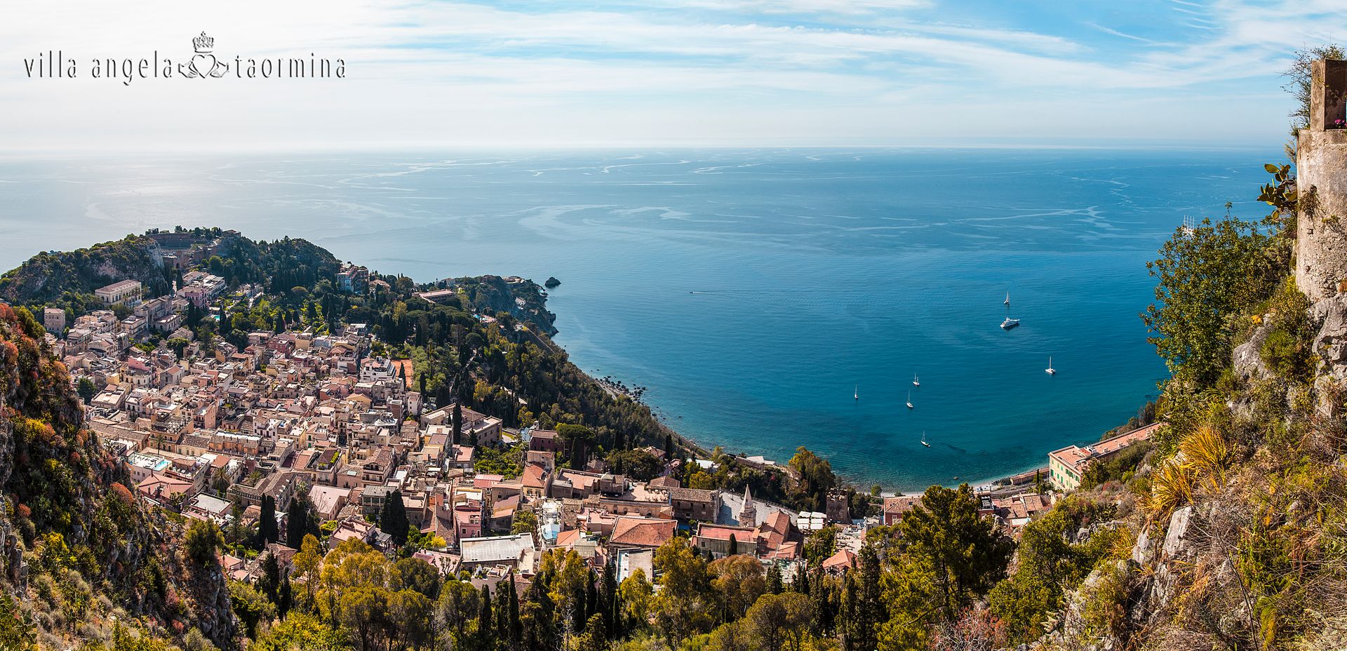Ein Blick auf eine kleine Stadt auf einem Hügel mit Blick auf den Ozean.