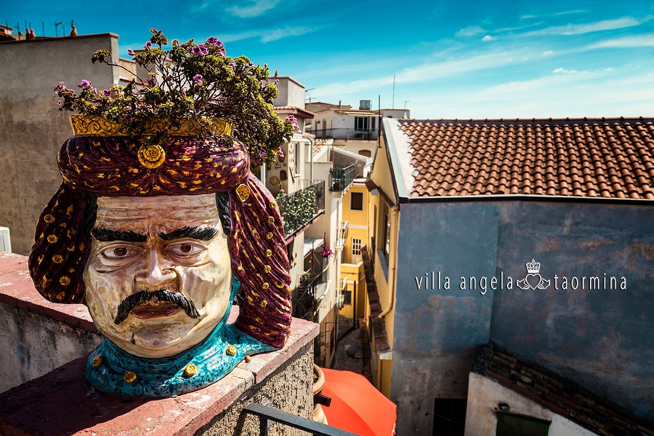 Eine Statue eines Mannes mit einer Krone auf dem Kopf