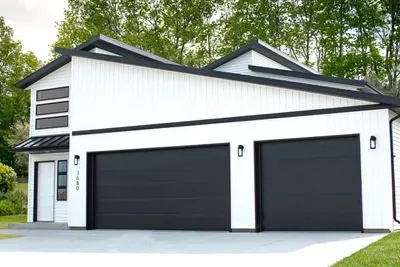 Big White House — Beatrice, NE — Blue Valley Door Co. Inc. Residential Garage Doors in Lincoln, NE