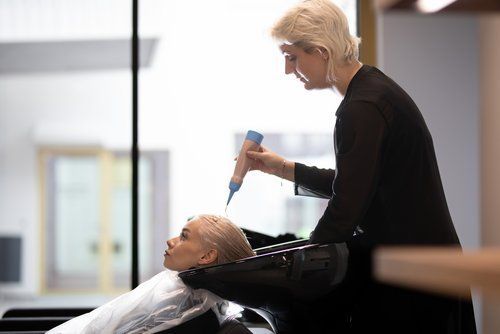 Astrid wäscht Haare