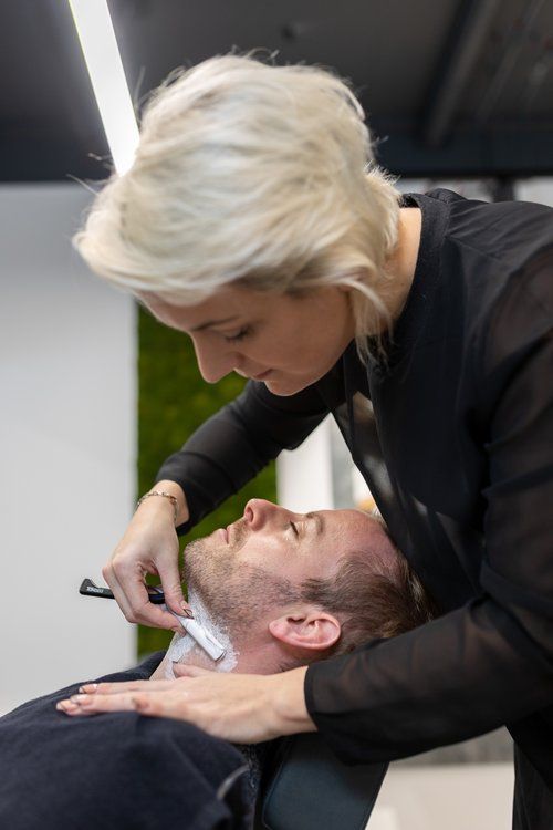 Astrid rasiert Mann