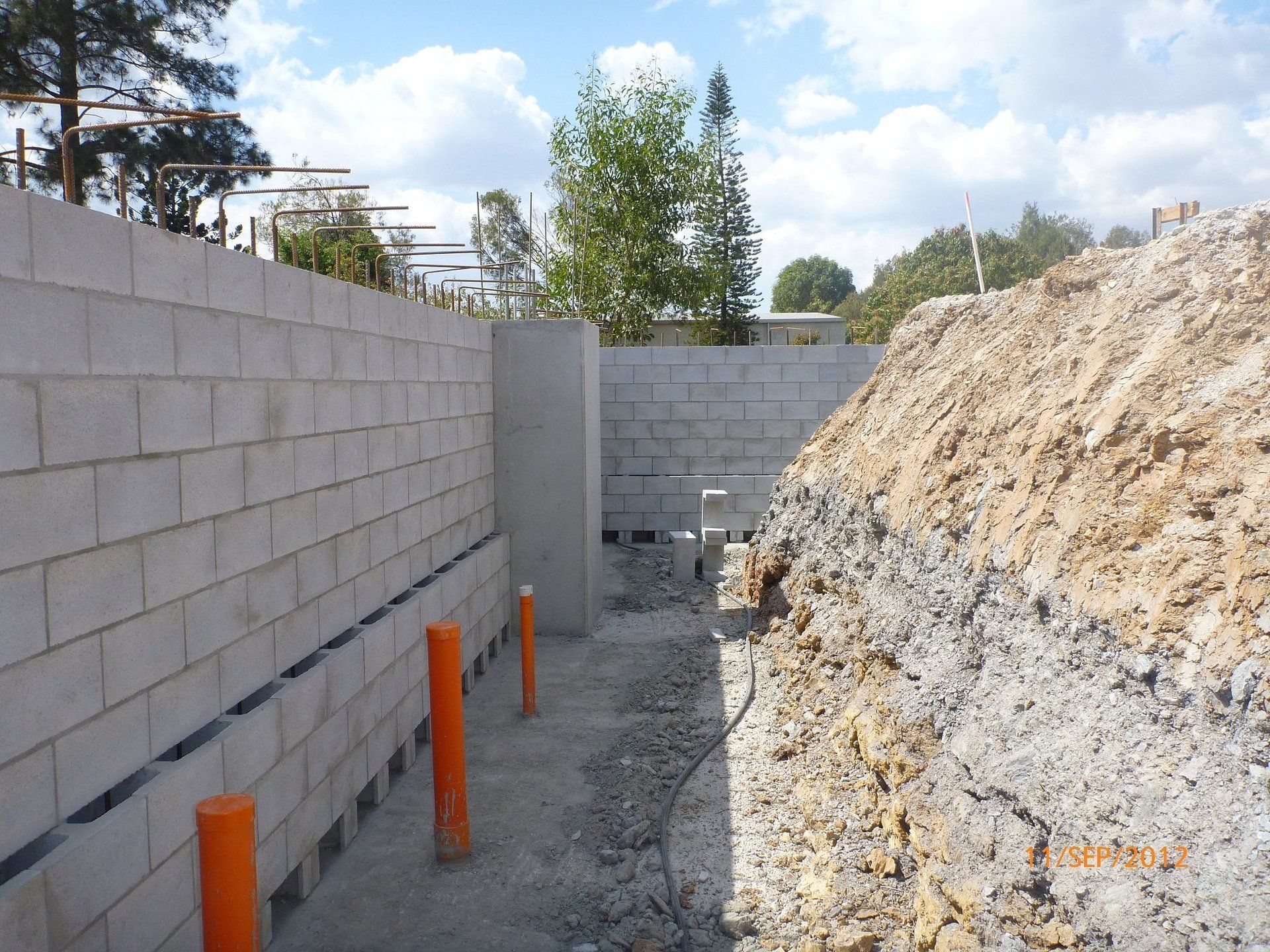 Masonry retaining wall