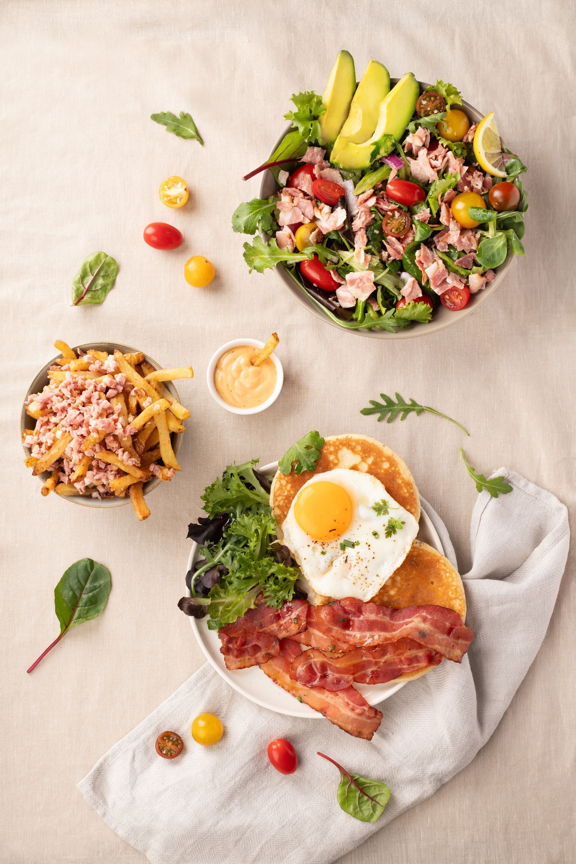 Une table garnie d'assiettes de nourriture et d'un bol de salade.