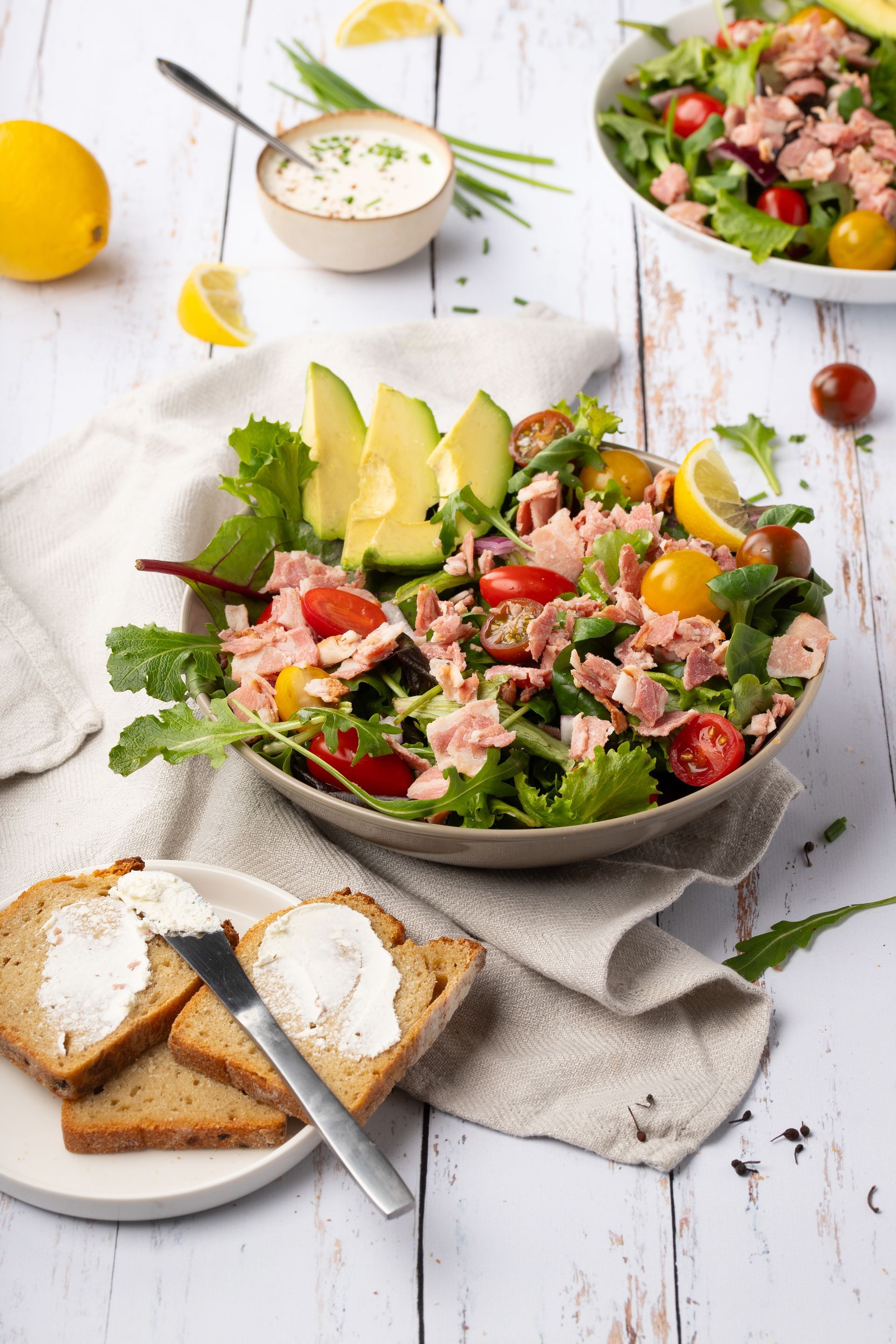 Ensalada mixta gourmet, trocitos de bacon crujiente, tomates cherry, aguacate, limón y tostadas.