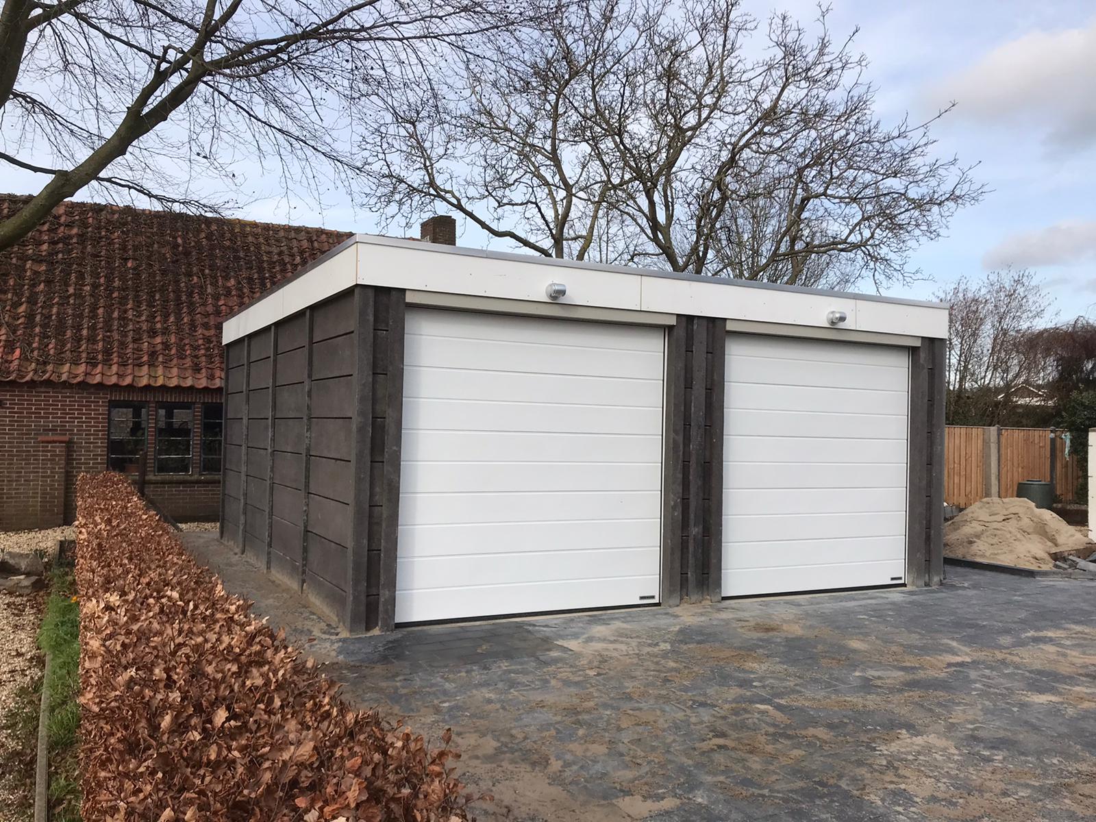 Betonnen garage met dubbele deuren, duurzaam gebouwd door A&B Betonbouw.