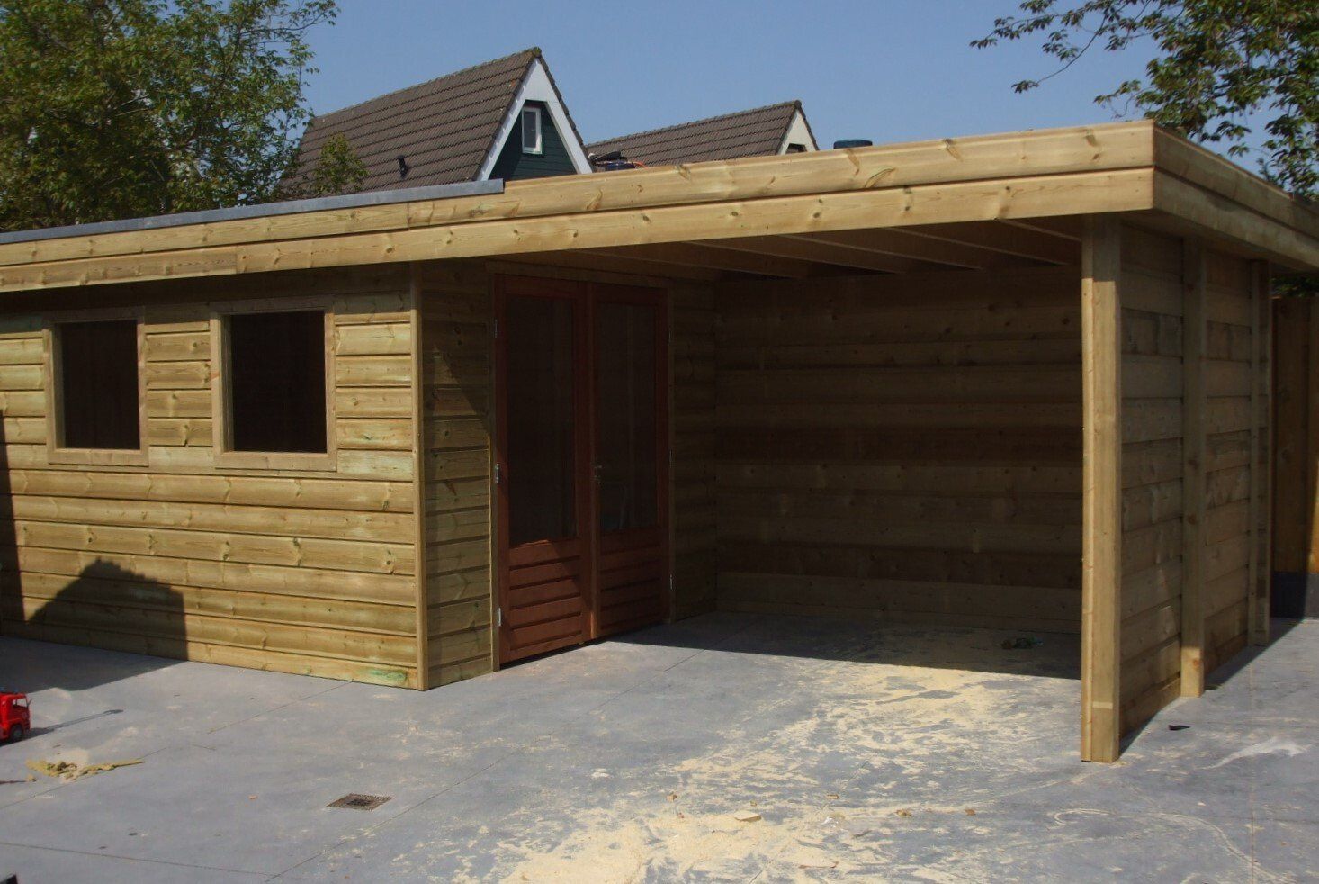 Houten tuinhuis met overdekt terras en berging, maatwerkproject van A&B Betonbouw.