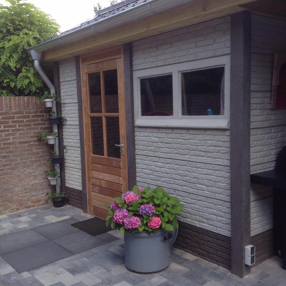 Betonnen berging met houten deur en kozijnen, geplaatst door A&B Betonbouw.