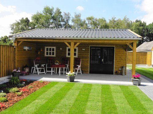 Tuinhuis met veranda en overkapping, compleet tuinproject van A&B Betonbouw.