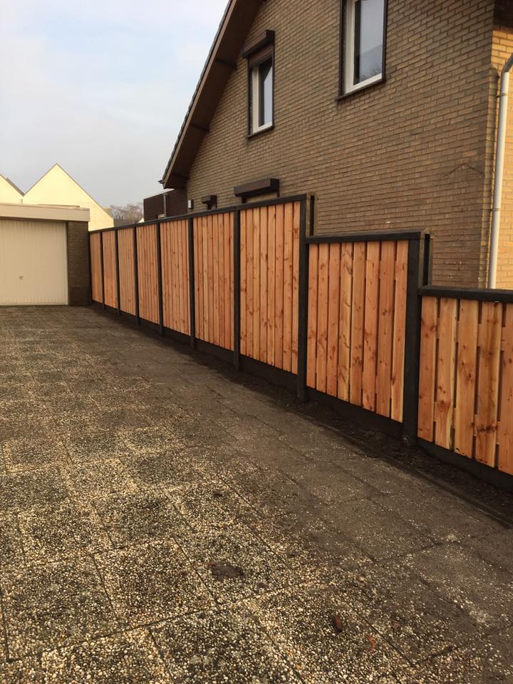 Schutting van hout en beton in combinatie met verticale panelen, maatwerkproject van A&B Betonbouw.