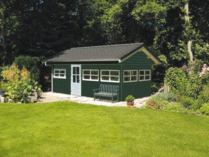 Groen houten tuinhuis met witte kozijnen, tuininrichting van A&B Betonbouw.