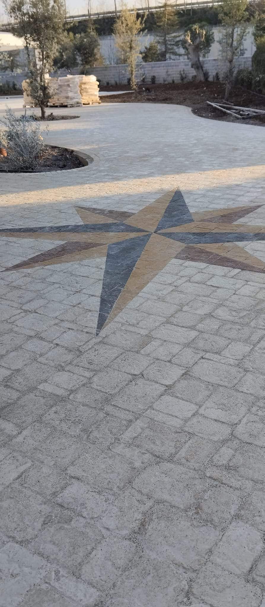 Passerella lastricata in pietra con intarsi a forma di stella.