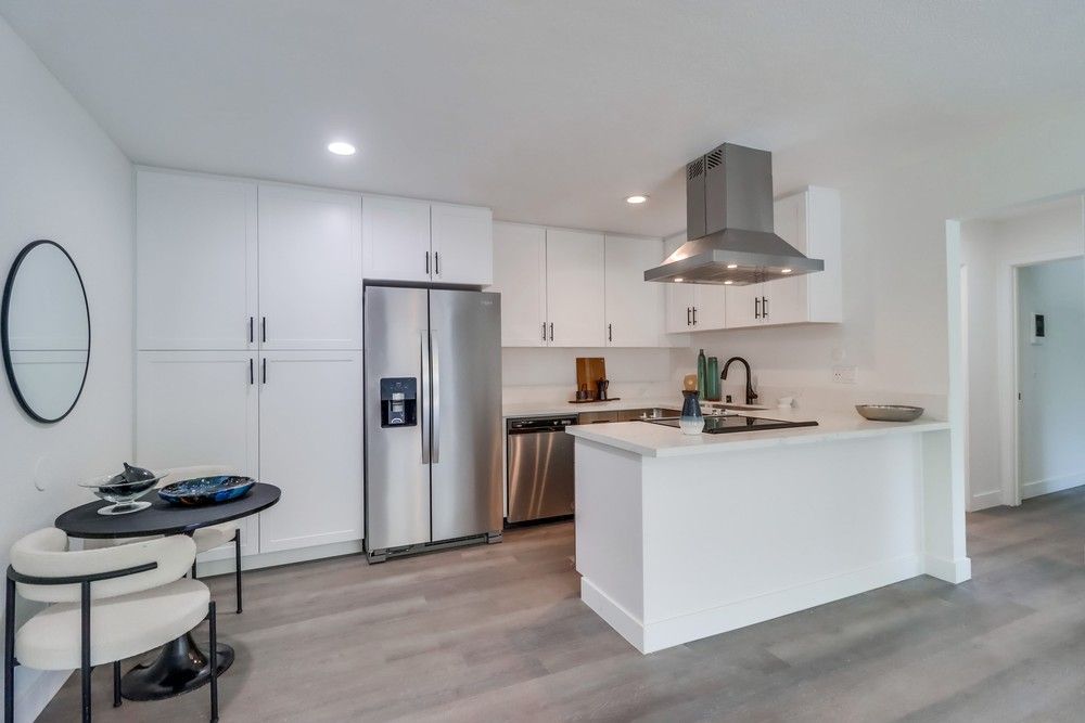 Photo showing a luxurious kitchen with a small dining area