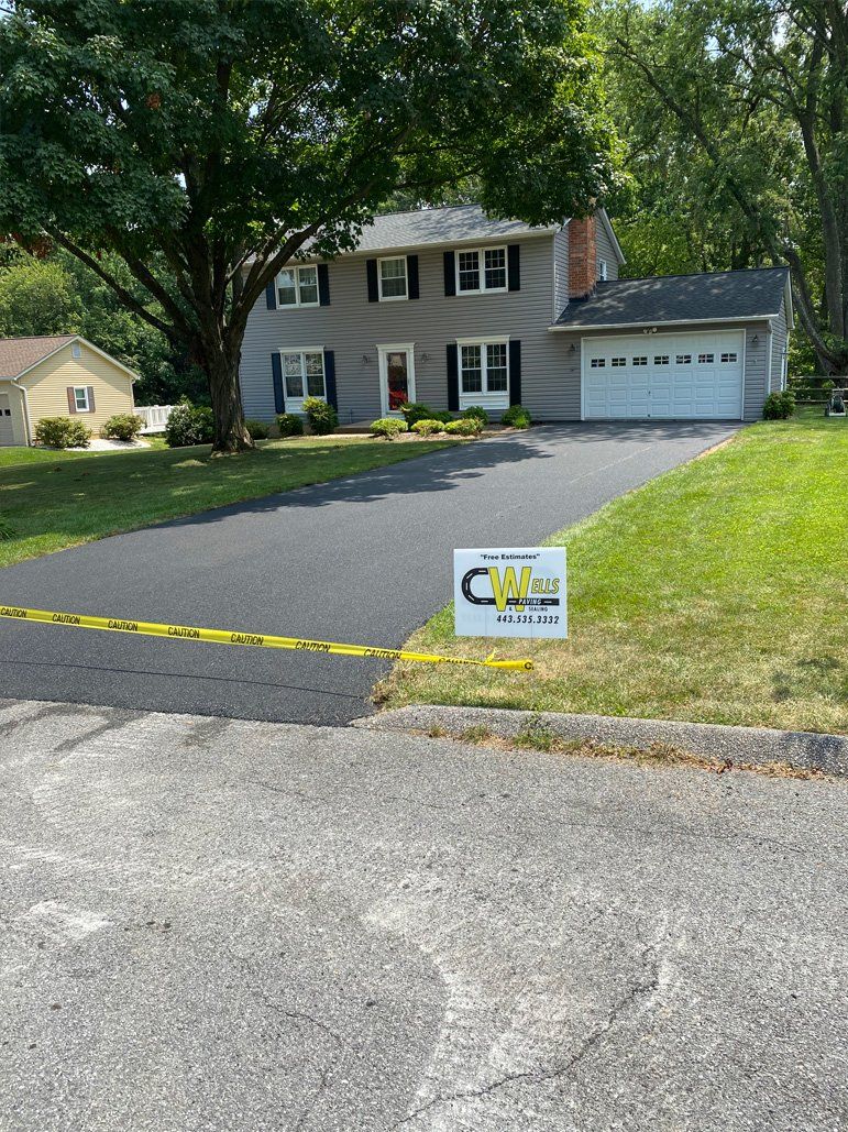 A sign in front of a house that says cw on it