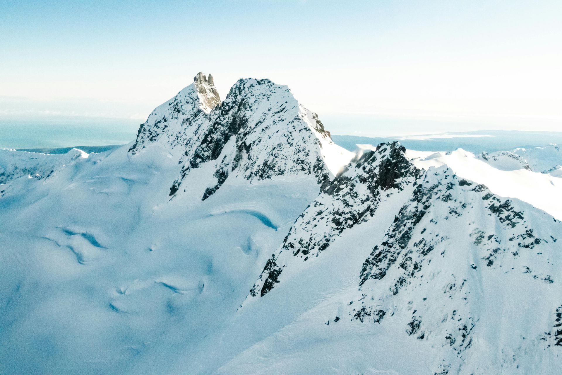 Cime innevate sotto un cielo terso e luminoso.