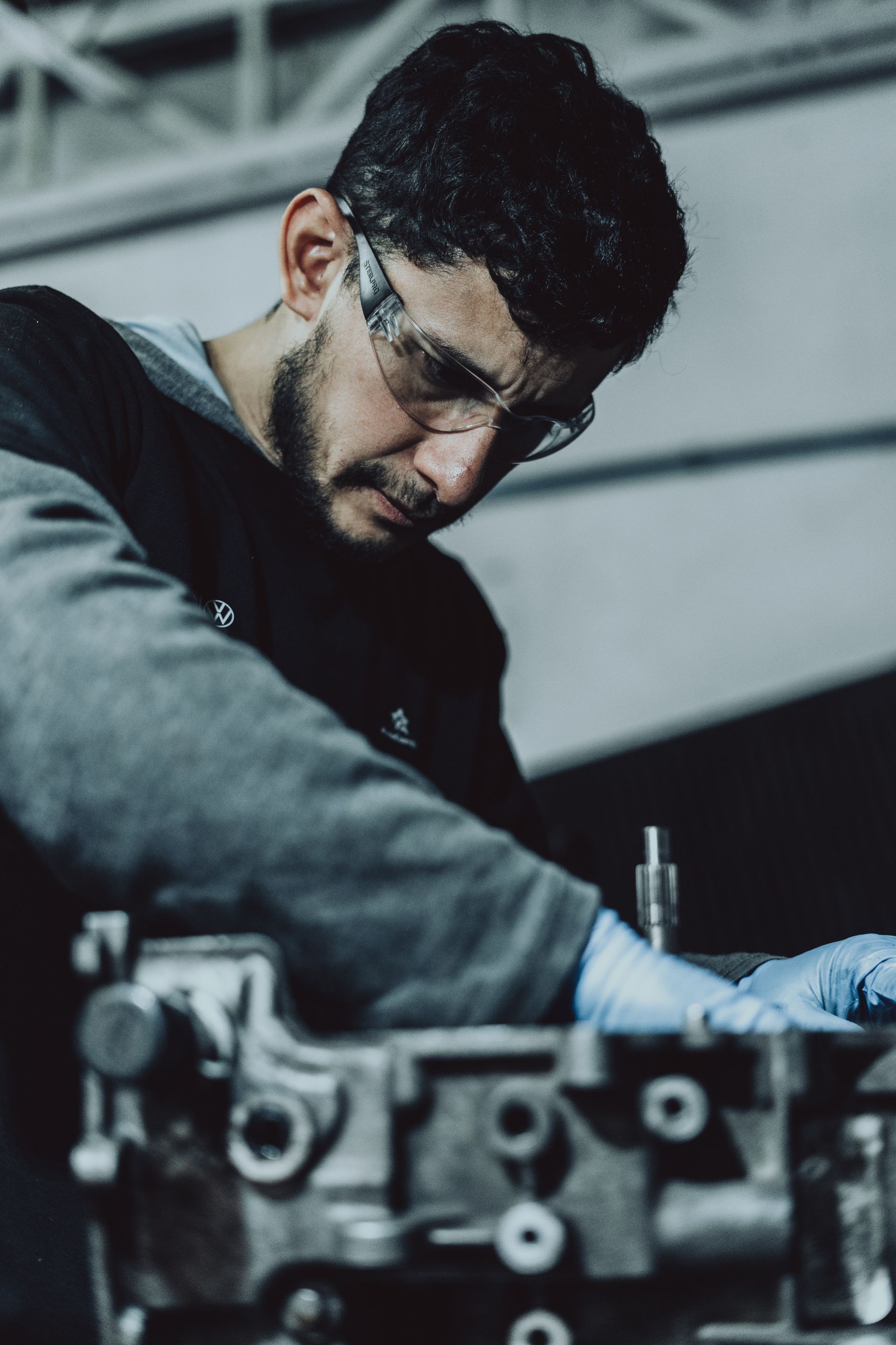 Técnico realizando mantenimiento automotriz