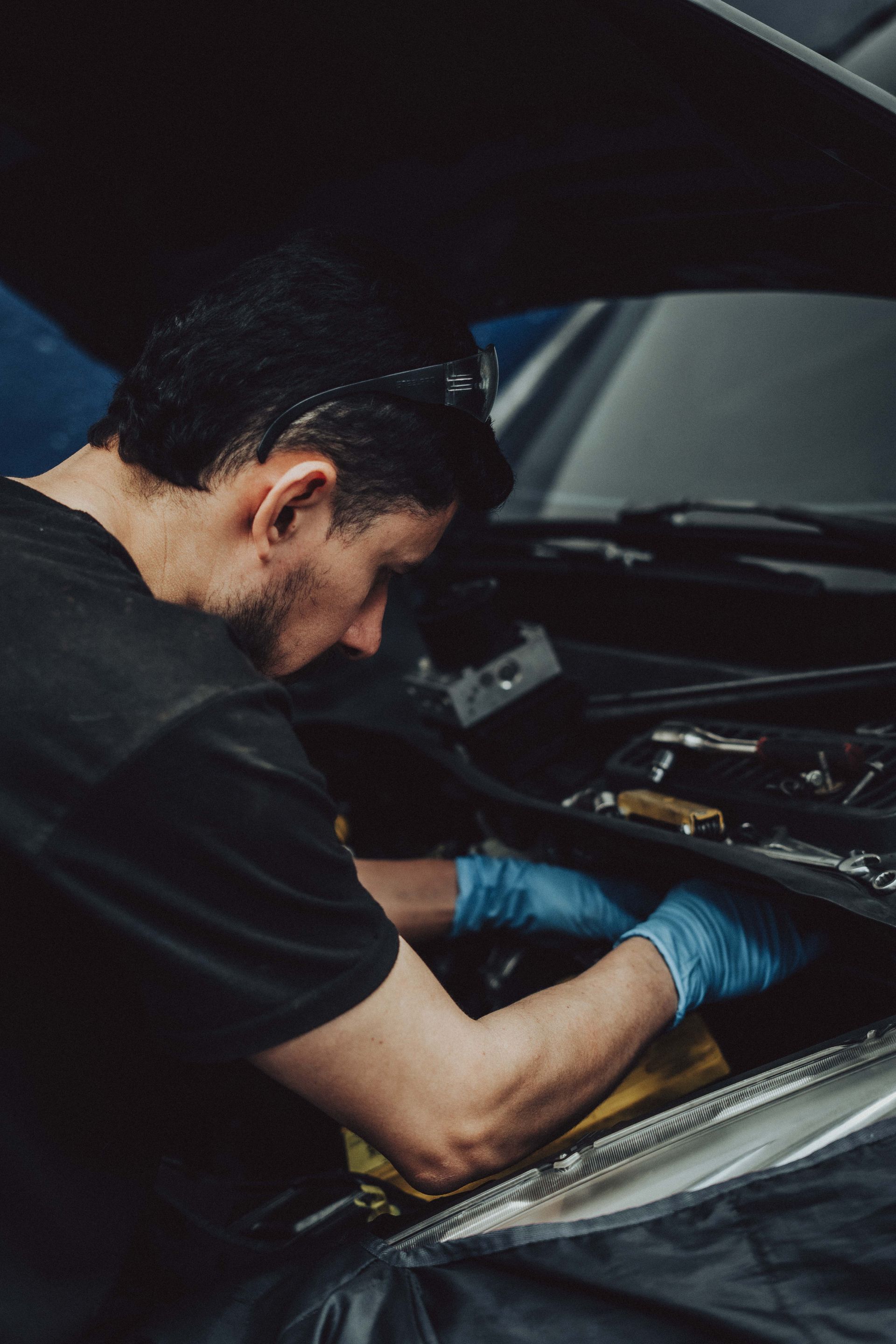Técnico realizando mantenimiento automotriz