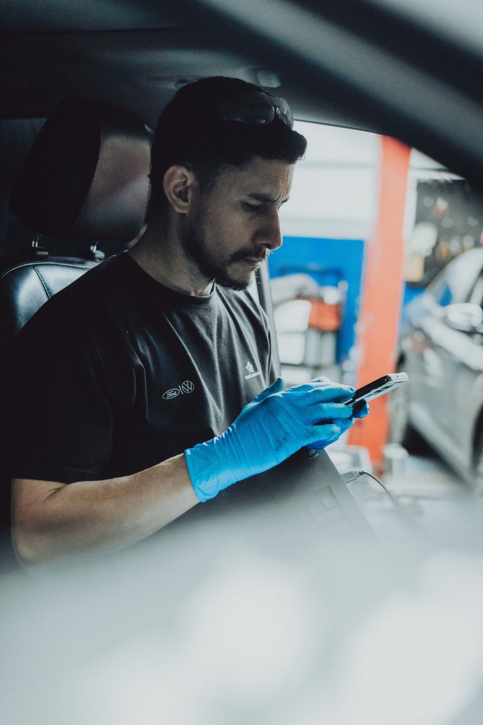 Técnico realizando diagnóstico de un vehículo