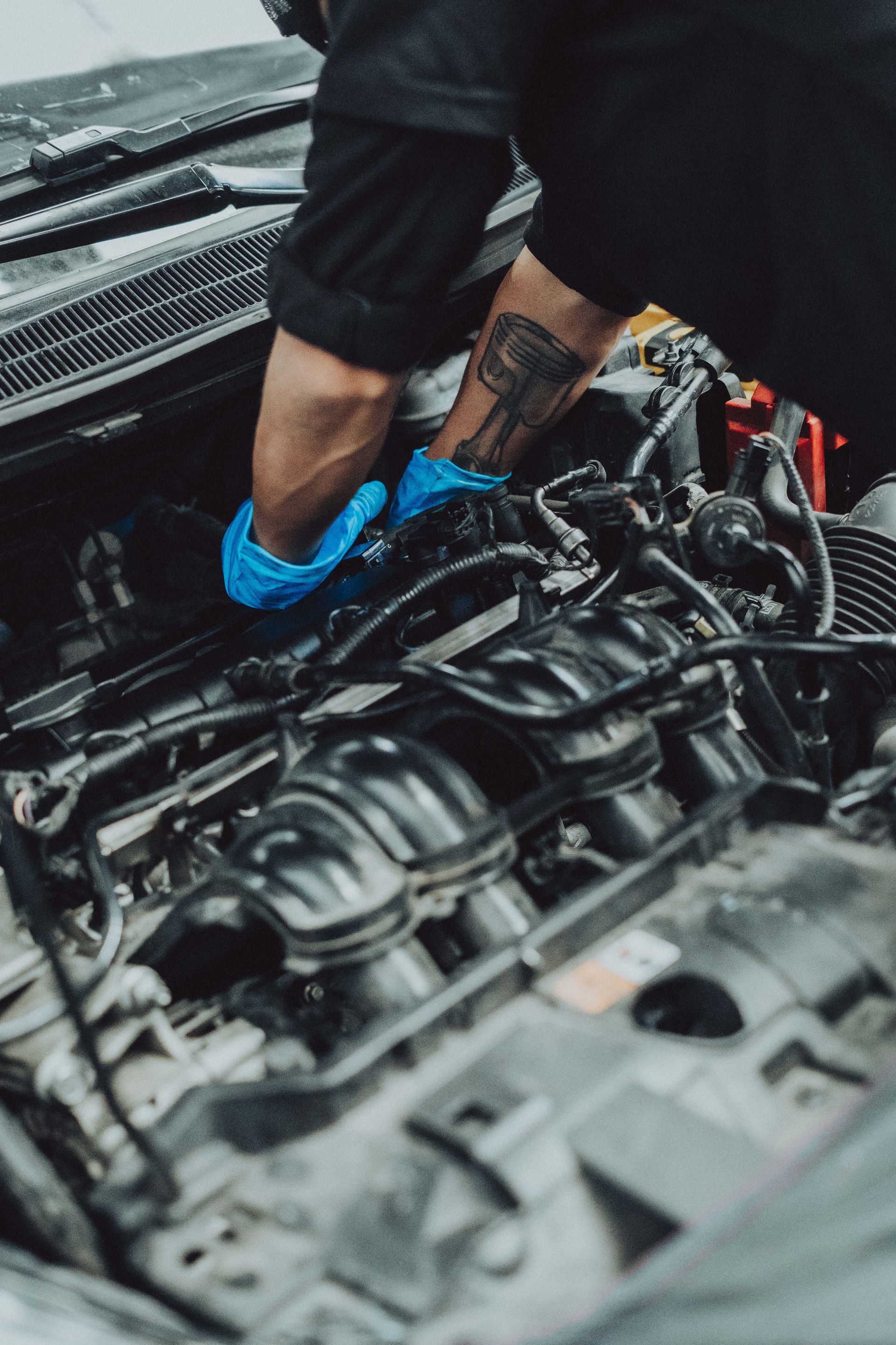 Técnico realizando revisión de motor