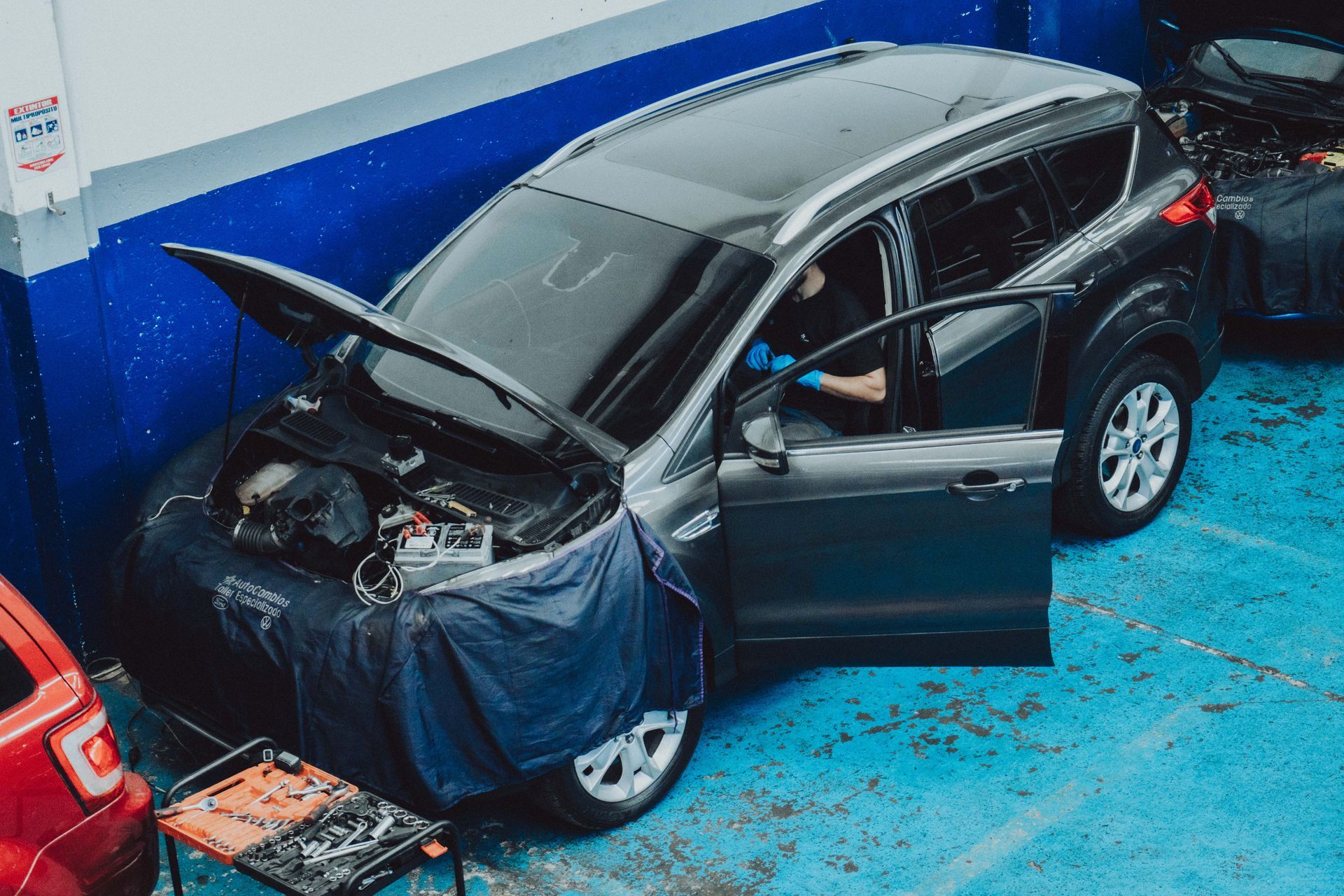 Motor de vehículo durante servicio de mantenimiento
