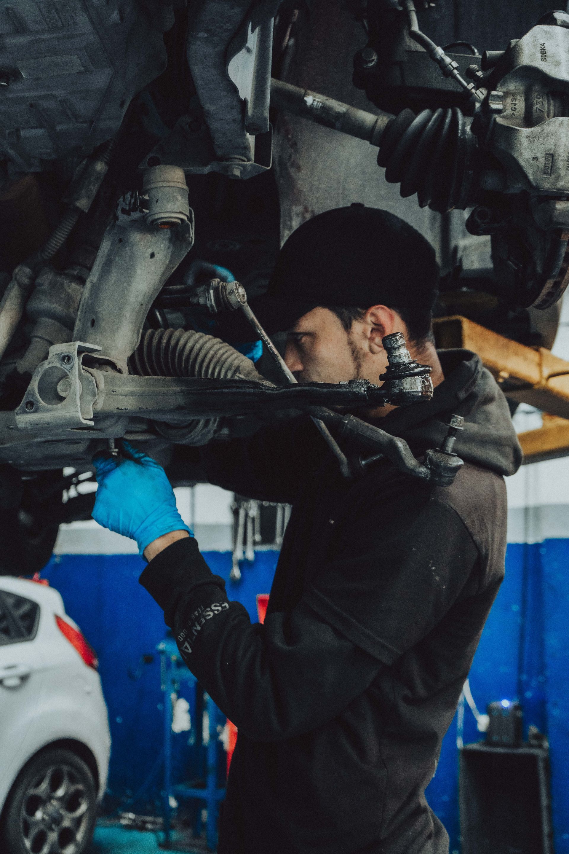 Sistema de frenos durante mantenimiento automotriz