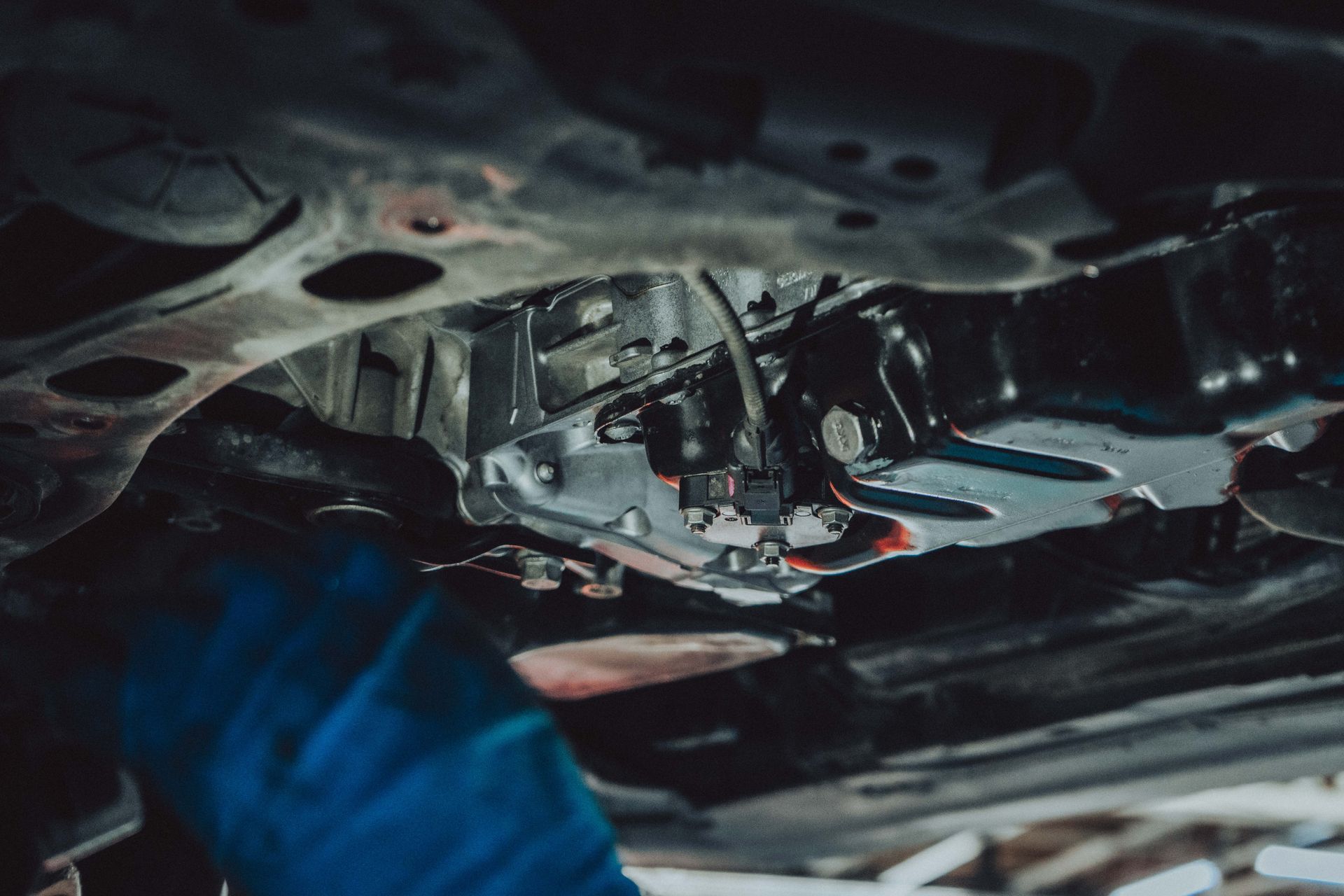 Inspección de seguridad de la parte inferior de un vehículo Ford