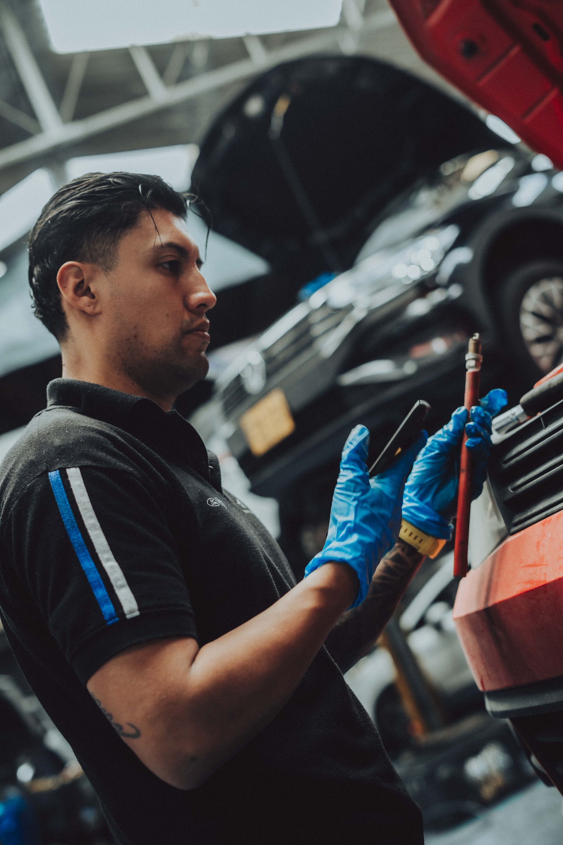 Técnico realizando mantenimiento de motor