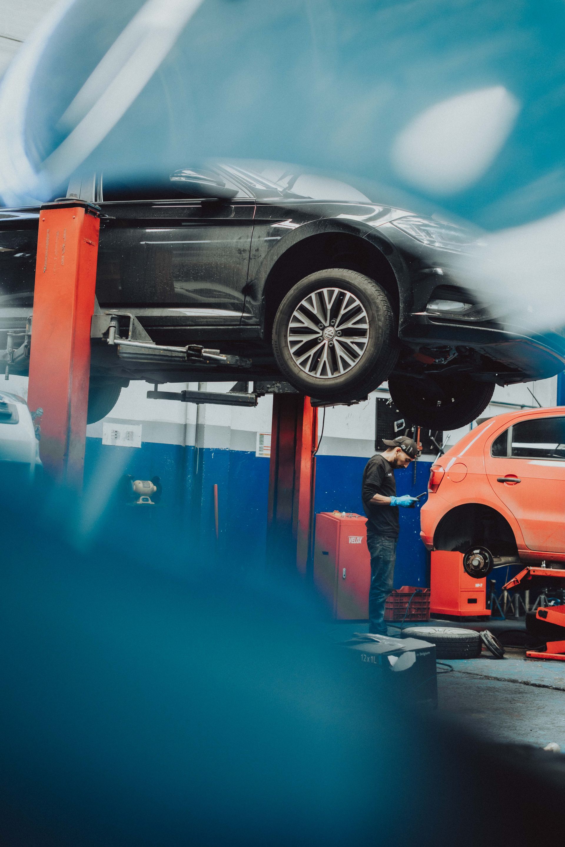 Vehículo Ford durante mantenimiento en Autocambios