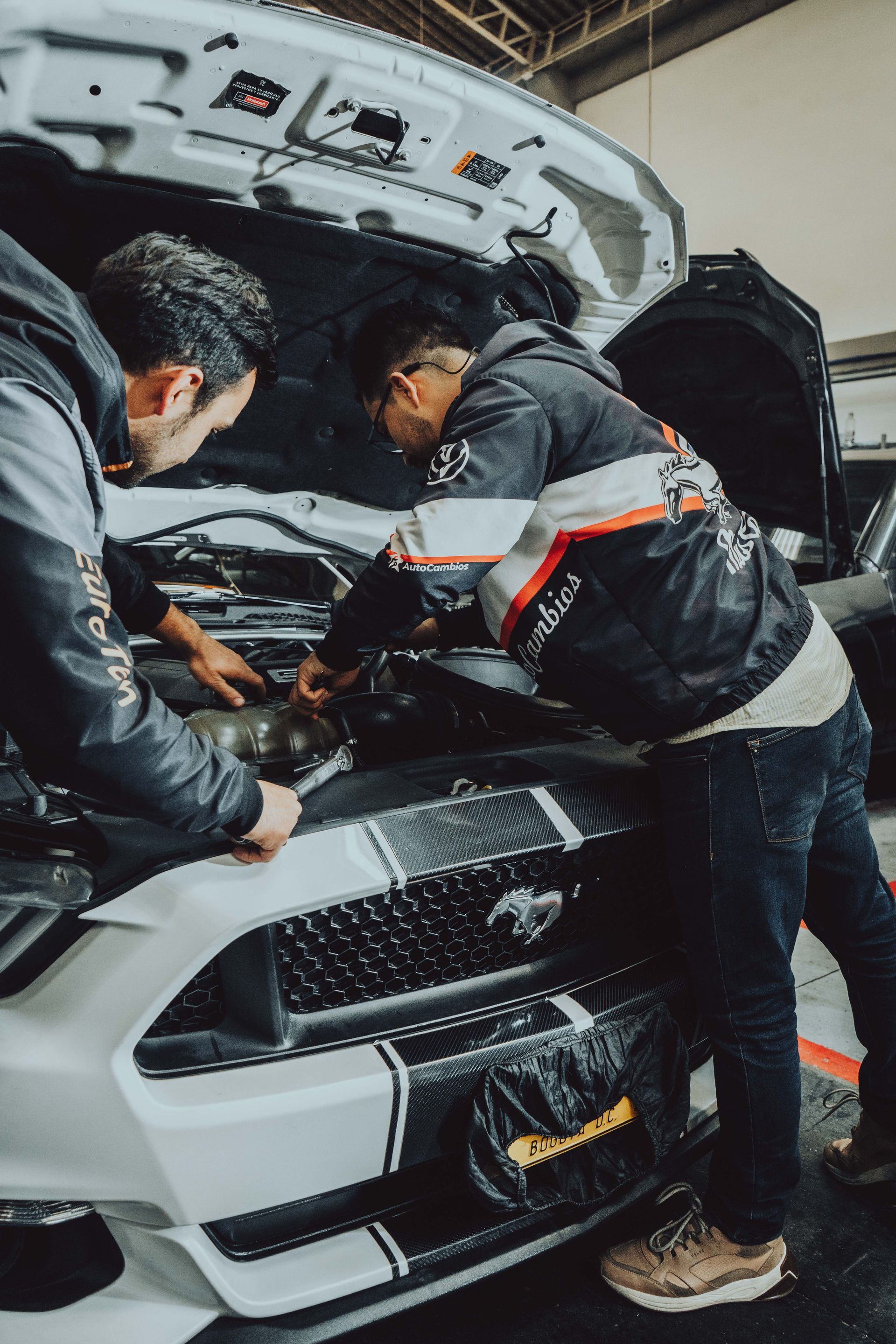 Técnicos diagnosticando problemas comunes en un vehículo Ford