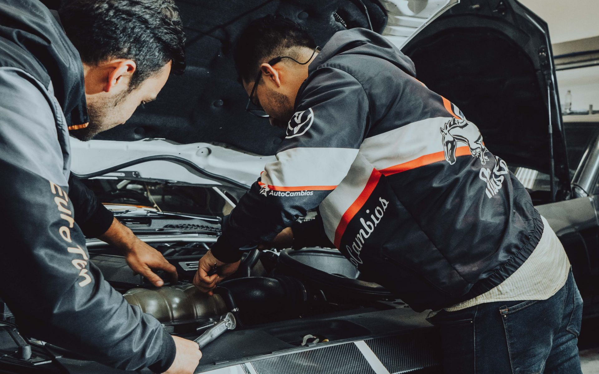 Revisión mecánica de motor de vehículo Ford en taller especializado