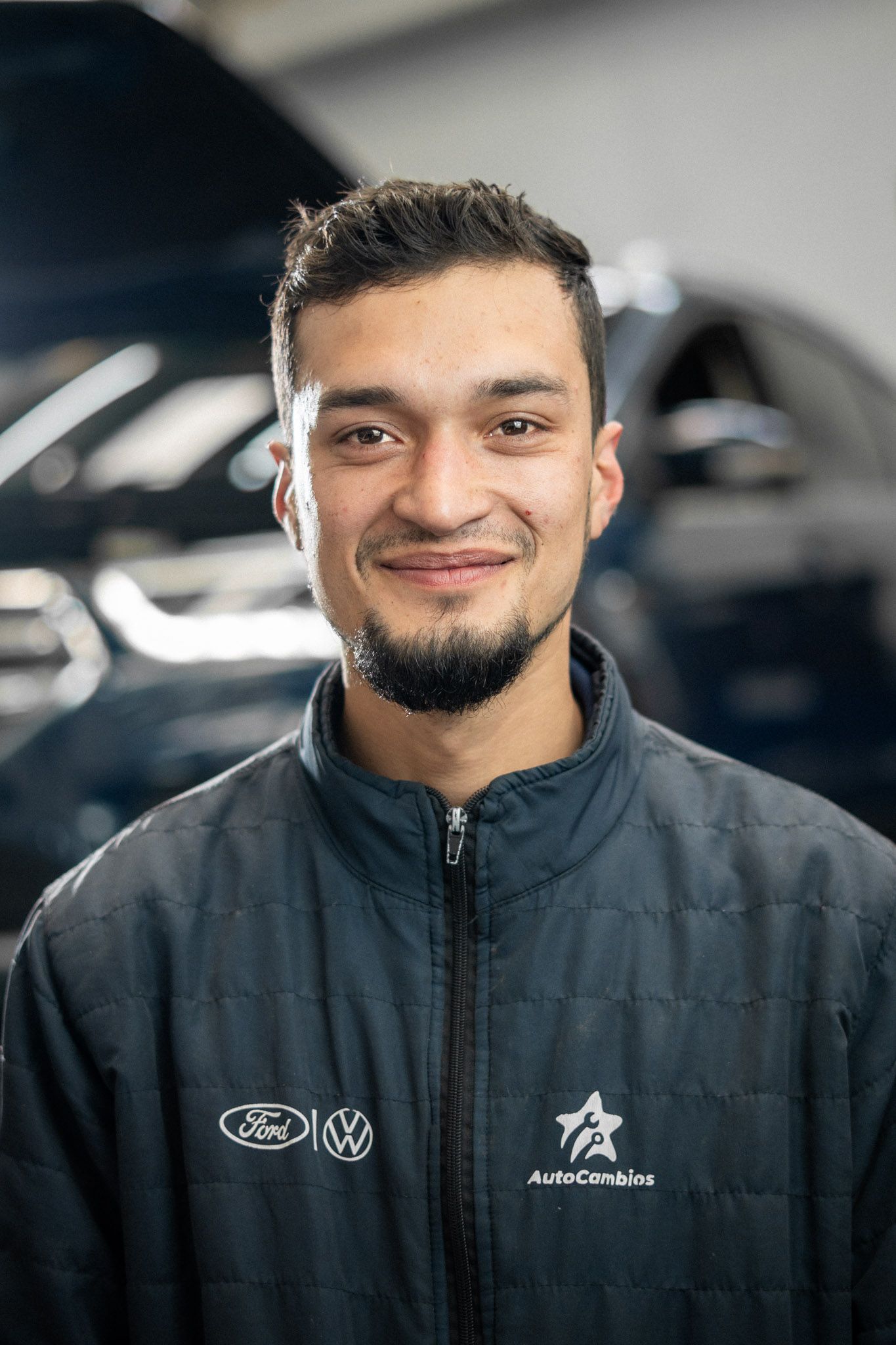 Técnico automotriz del equipo Autocambios