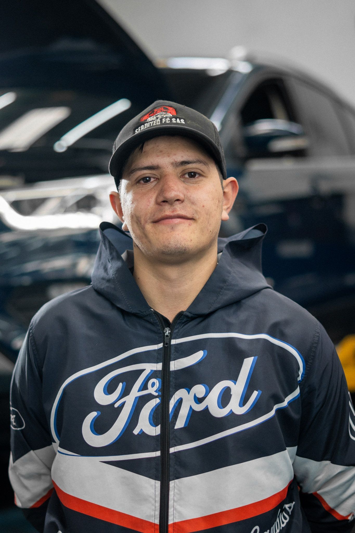 Técnico automotriz del equipo Autocambios