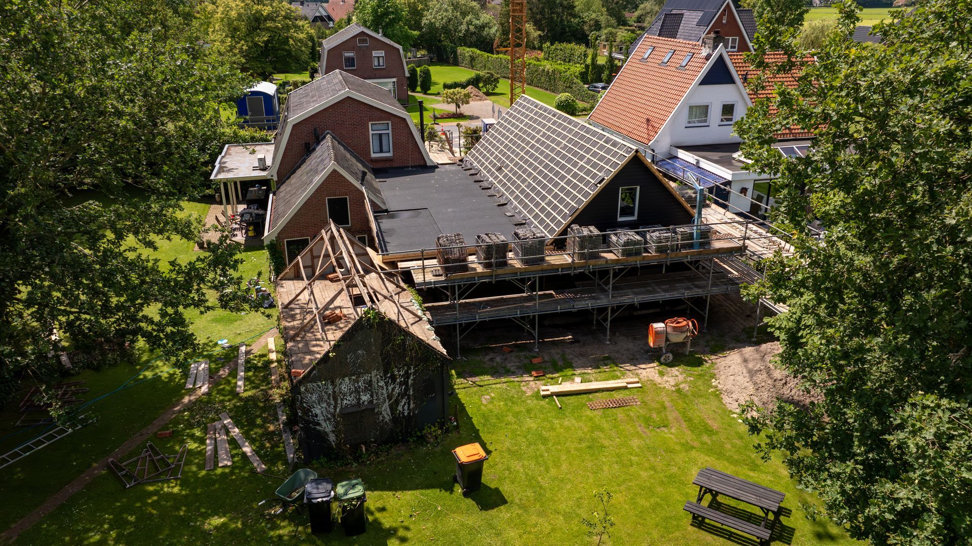Bouwterrein met gedeeltelijk gesloopt gebouw; exterieurfoto.