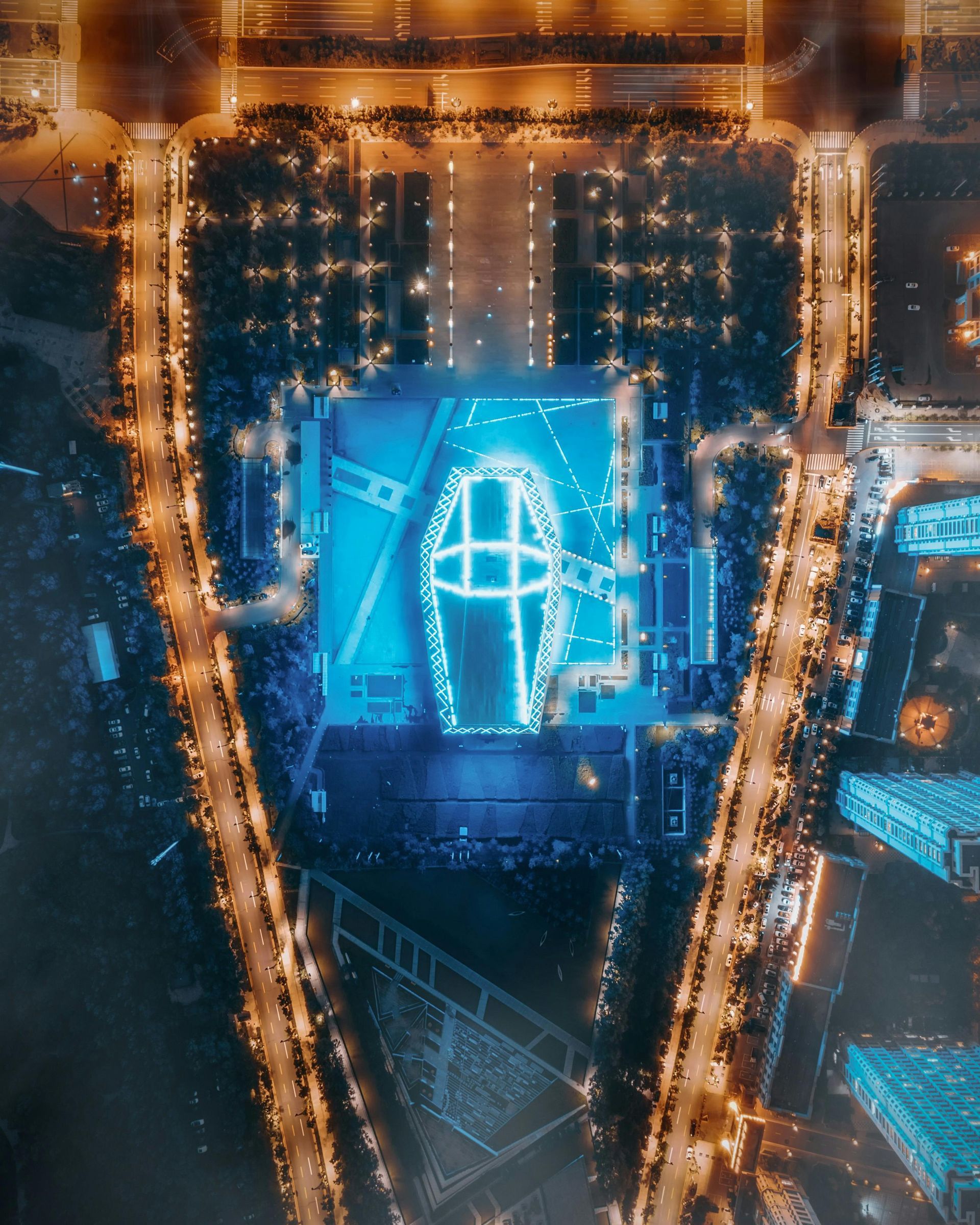 Luchtfoto van een fel verlicht gebouw 's nachts, 