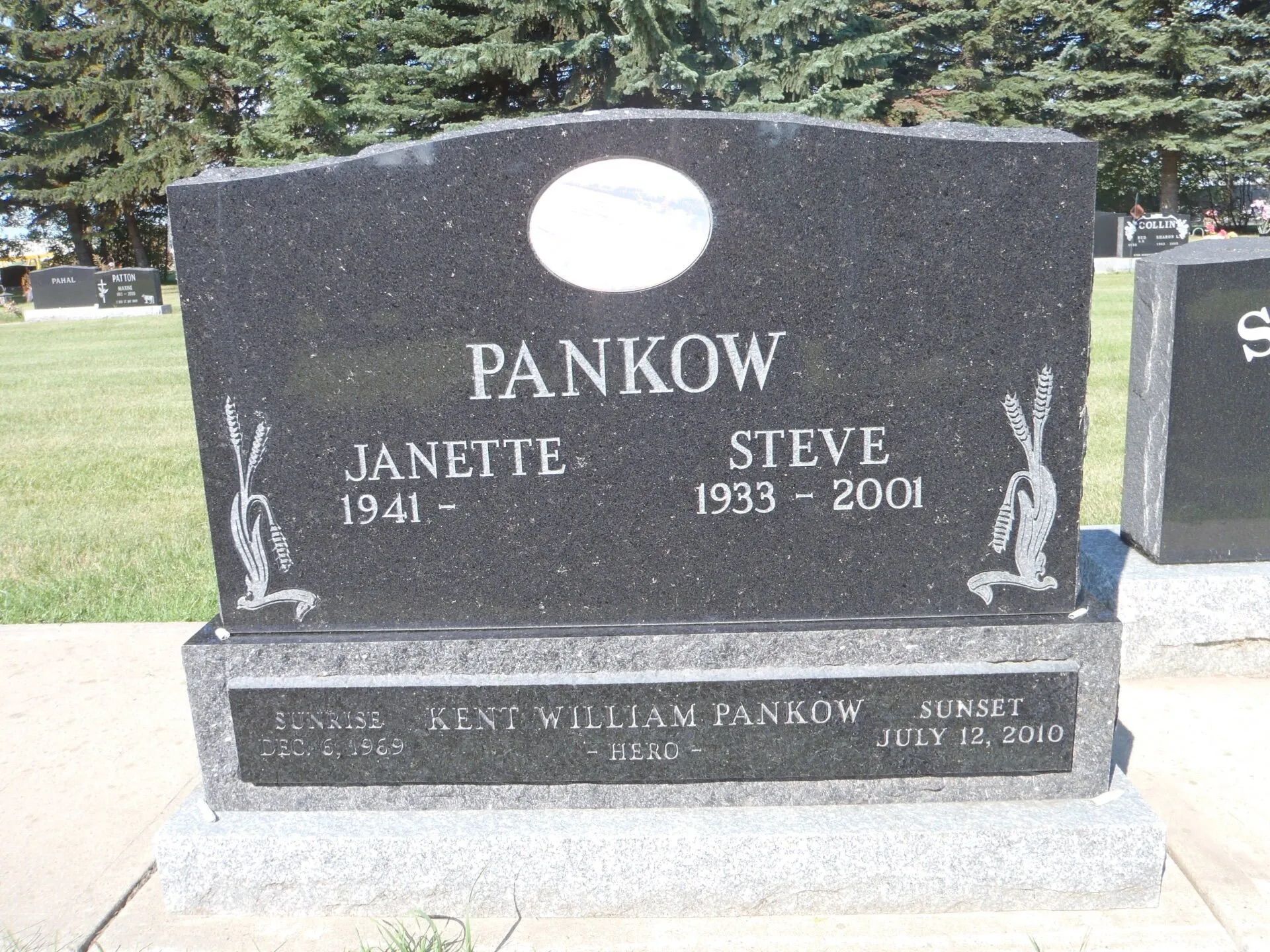 Black granite gravestone engraved Pankow, with names Janette and Steve in a cemetery.