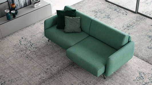 impunture del divano in tessuto beige