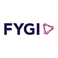 Het FYGI-tekstlogo bestaat uit donkerblauwe letters met gelaagde roze en zwarte driehoeken die de 