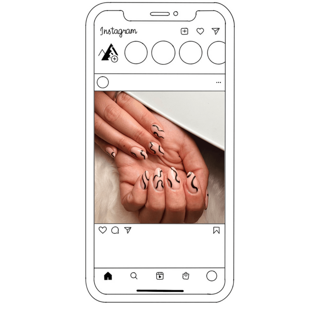 Instagram-bericht met een hand waarop abstracte zwarte nagelkunst op een lichte huid te zien is.