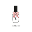 Het logo van Semnails toont een flesje nagellak met een roze strik en de letter