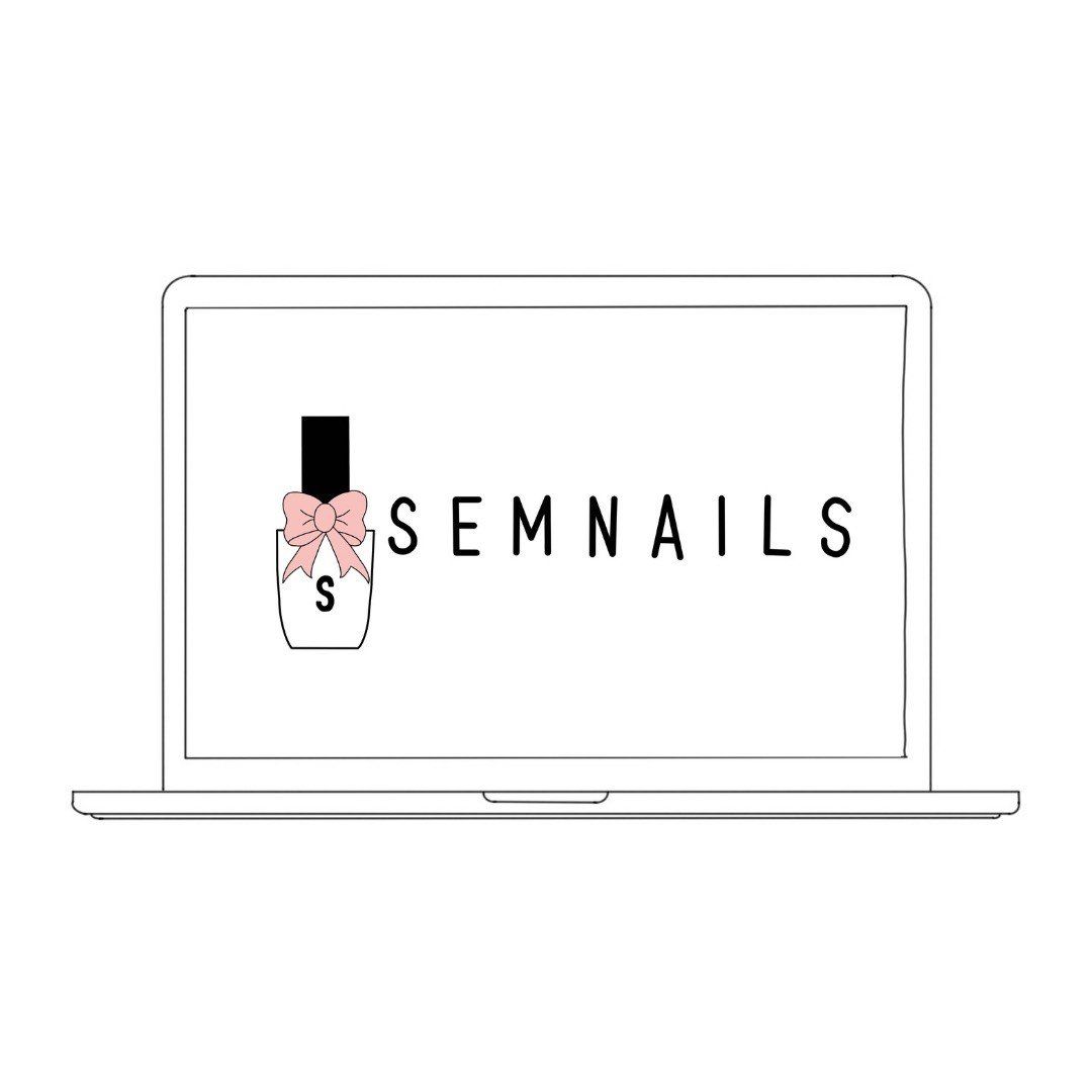 Op het laptopscherm is een flesje nagellak te zien met een roze strik en de tekst 