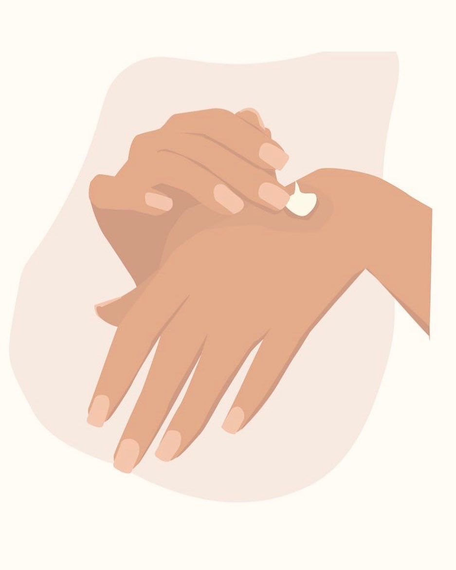 Handen smeren crème op de rug van de andere hand, crème zichtbaar op de huid, beige achtergrond.