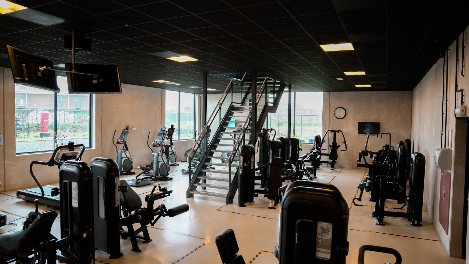 Ontdek waarom krachttraining de slimste keuze is als je strakker en fitter wilt worden, met betere v